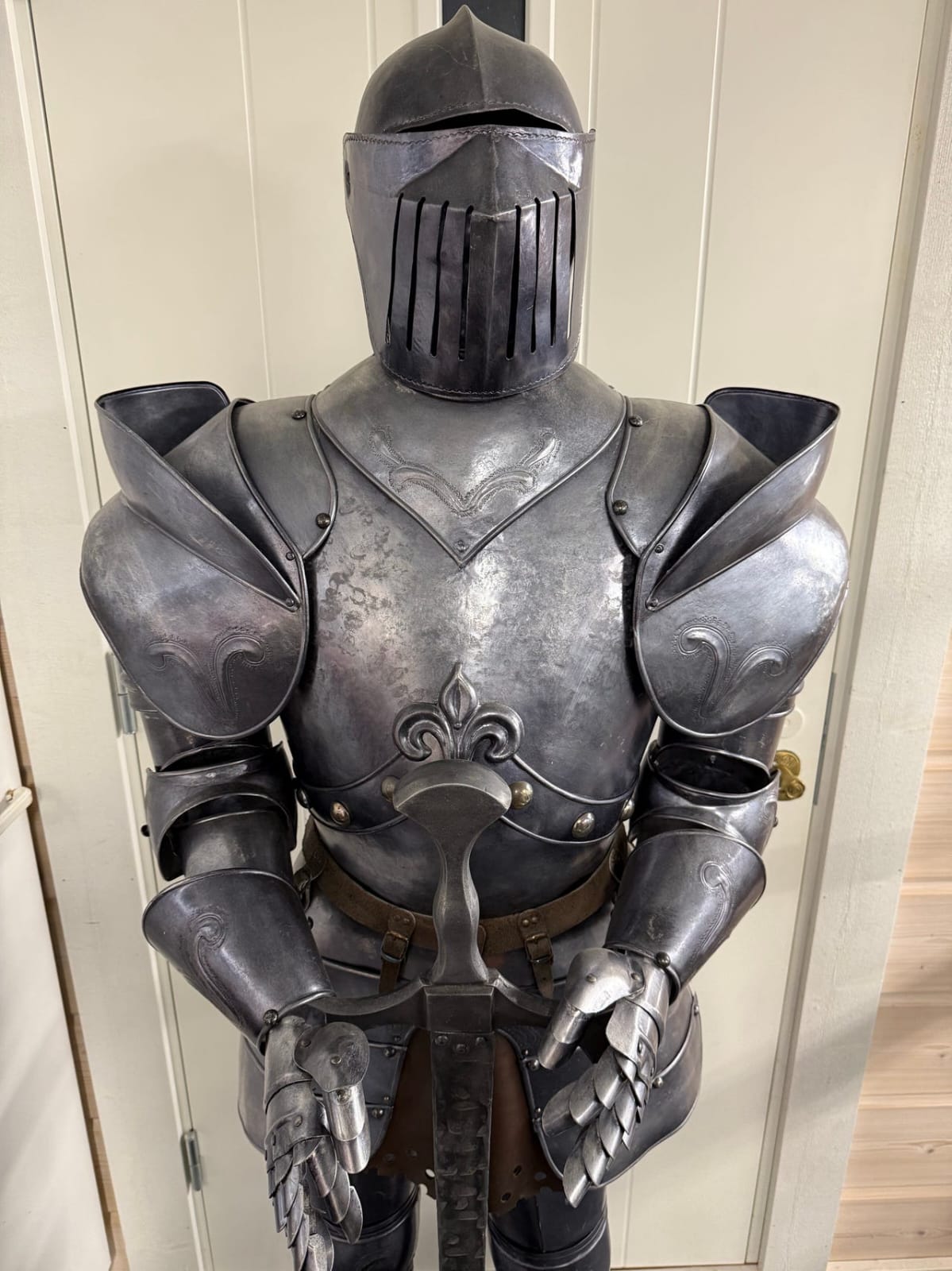 Rare 15th Century Italian Knight Armor - Image 4