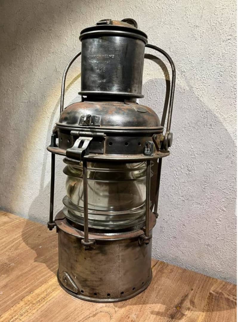 An original 360° Kriegsmarine anchor/navigation light from World War II, 1943